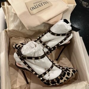 NEW IN BOX Valentino Garavani Leopard Print Rockstud Pumps Genuine Calf Hair
